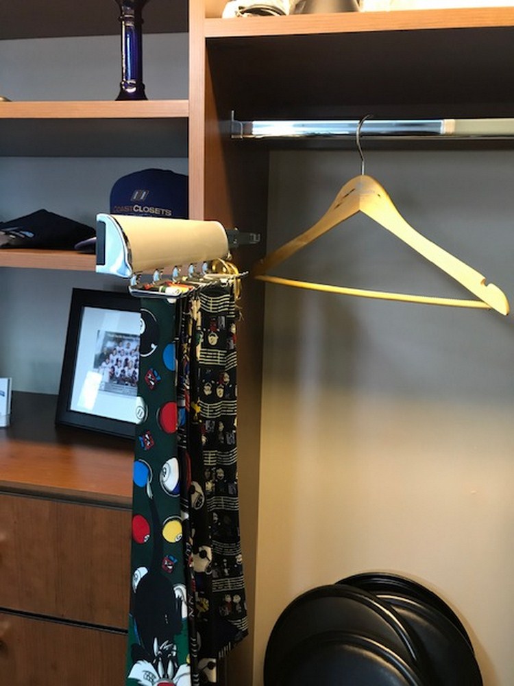 PULL-OUT-TIE-RACK